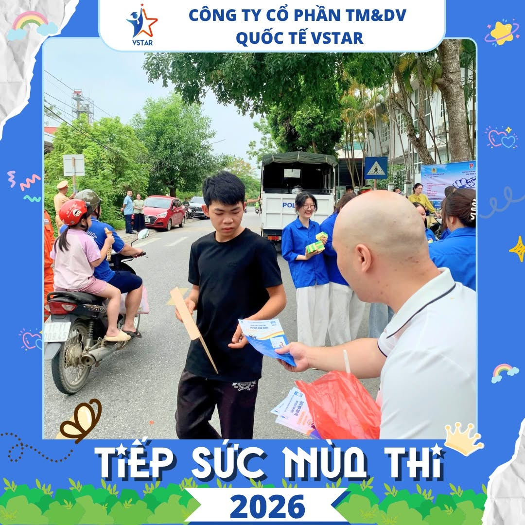 Đội ngũ VSTAR trao tài liệu tư vấn du học Hàn Quốc cho thí sinh